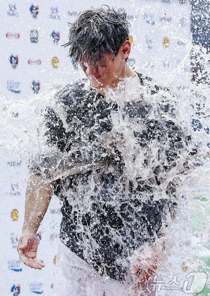 [사진] 양현종으로부터 축하 물세례 받는 김도영