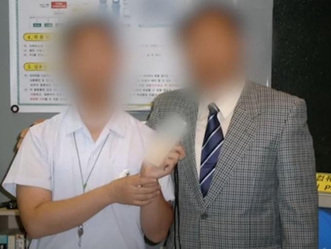 10대에 벤처회사를 창업해 청와대에 초청받기도 했던 A 군(왼쪽). (KBS '스모킹 건')