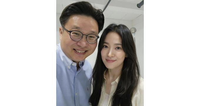 서경덕 성신여대 교수가 지난 15일 몽골 울란바토르에 있는 독립운동가 이태준 기념관에 배우 송혜교가 안내서 1만부를 기부했다고 밝혔다. 사진은 서 교수와 송혜교(오른쪽)의 모습. /사진=서경덕 교수 인스타그램