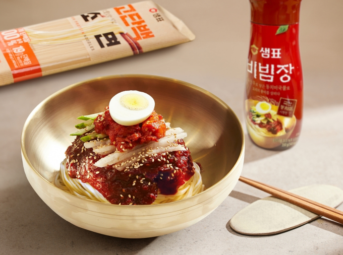 샘표가 시원한 동치미 국물로 맛을 낸 비빔장과 고단백면으로 구성한 비빔면 세트를 출시한다. /사진=샘표