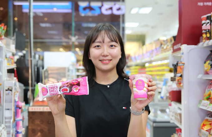 편의점 GS25가 요거트 아이스크림 브랜드 '요아정'과 협업해 판매하고 있는 제품의 매출이 아이스크림 판매 1위인 월드콘을 제쳤다. GS25에서 모델이 요아정딸기초코쉘요거트바(왼쪽)와 요아정허니요거트초코볼파르페를 들고 있다. /사진=GS리테일