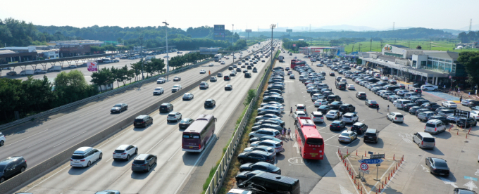 징검다리 연휴 영향으로 이번 주말 고속도로 교통량이 증가할 것으로 전망된다. 사진은 본격 여름휴가철을 맞이한 지난 4일 오후 경기 영동고속도로 여주휴게소에 차량들이 주차돼 있는 모습. /사진=뉴스1