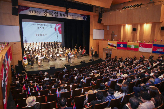 강기정 광주광역시장이 15일 오전 광주 동구 국립아시아문화전당 예술극장에서 열린 제79주년 광복절 경축식에 참석해 경축사를 하고 있다./사진=광주시