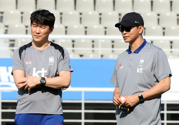 2026 북중미월드컵 아시아 3차 예선을 앞둔 대한축구협회(KFA)가 홍명보 감독과 함께 할 국내파 코칭스테프로 박건하 전 수원 삼성 감독과 김동진 킷치SC 감독대행, 김진규 FC서울 전력강화실장을 선임했다.사진은 지난 6월9일 고양시 고양종합운동장에서 열린 2026 북중미 월드컵 아시아 2차 예선 중국전을 앞둔 박건하 코치(왼쪽)과 김도훈 임시 감독(오른족). /사진=뉴스1
