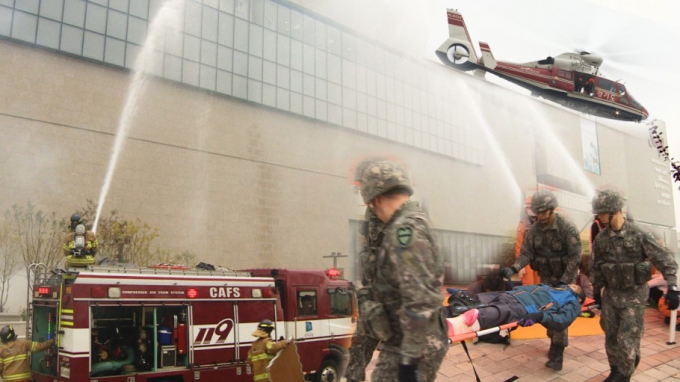 경기도는 8월 19일부터 22일까지 4일간 파주시 등 접적 지역을 포함한 관내 31개 시·군, 군단급 부대, 경기북부·남부경찰청, 경기소방재난본부 등 유관기관과 연계하여 지역 비상대비태세 확립을 위한 을지연습을 시행한다. 사진은 경기소방재난본부 을지연습 모습. / 사진제공=경기북부청