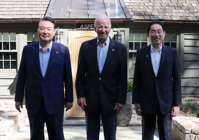 올해 안으로 한·미·일 3국 정상회의가 개최될 가능성이 거론되고 있다. 사진은 윤석열 대통령(왼쪽)이 지난해 8월18일(현지시각) 미국 메릴랜드주에 위치한 미국 대통령 별장 캠프 데이비드에서 한·미·일 정상회의 일정을 마친 뒤 조 바이든 미국 대통령(가운데), 기시다 후미오 일본 총리와 기념촬영하는 모습. /사진=뉴시스(공동취재) 