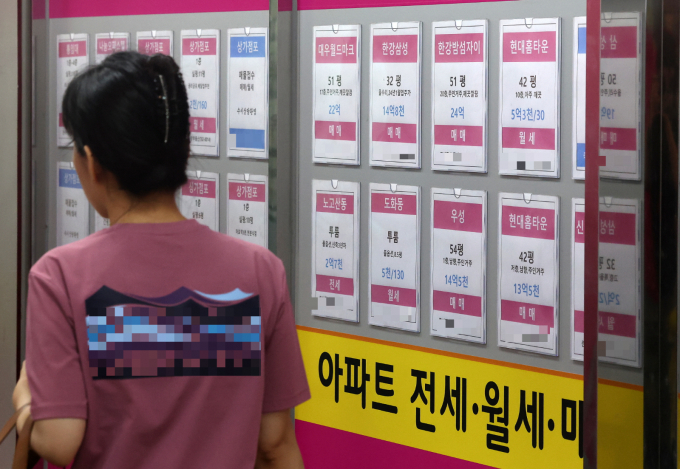 서울 강남3구와 마용성의 갭투자 추정 건수가 총 3403건으로 집계돼 서울 전체 갭투자 추정 건 수의 46.3%를 차지했다는 분석 결과가 나왔다. 사진은 서울시내 한 부동산중개사무소에 붙은 전세 매물 안내문. /사진=뉴시스