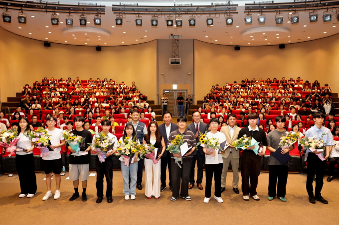 이광훈 고리원자력본부장(뒷줄 왼쪽 세 번째)과 김진용 고리원자력본부 노조위원장(뒷줄 왼쪽 첫 번째), 박홍복 기장군의회 의장(뒷줄 왼쪽 두 번째), 최상철 기장군 체육회장(뒷줄 왼쪽 네 번째)이 13일 장학증서 수여식에서 학생들과 기념 촬영을 하고 있다./사진=고리본부