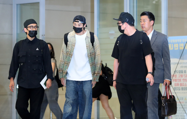 배우 변우석의 사설경호업체 대표와 직원 등 4명이 경호법위반 등의 혐의로 형사 입건돼 조사를 받는다. 사진은 지난  12일 과잉 경호 논란에 휩싸인 배우 변우석이 홍콩 일정을 마친 뒤 지난 16일 인천국제공항으로 입국하는 모습. /사진=뉴스1  