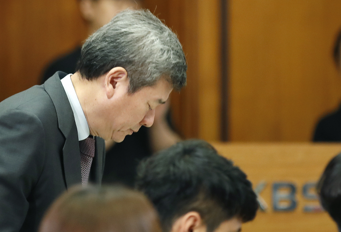 박민 KBS 사장이 광복절 기미가요, 태극기 논란에 대해 불쾌감을 드려 죄송하다며 사과의 말을 전했다. 사진은 박 사장이 지난 6월26일 서울 영등포구 여의도로 KBS 신관 국제회의실에서 열린 ‘2024 파리 하계올림픽 KBS 방송단 발대식 및 기자간담회’에서 의자에 앉는 모습. /사진=뉴스1