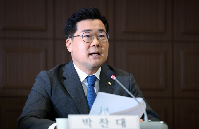 박찬대 더불어민주당 원내대표가 금융투자소득세(금투세)에 대해 문제점 보완 후 시행되는 게 맞다는 의견을 전했다. 사진은 박 원내대표가 16일 서울 중구 세종대로 한국프레스센터 내셔널프레스클럽에서 열린 민주당 원내대표 초청 관훈토론회에서 기조연설을 하는 모습. /사진=뉴스1