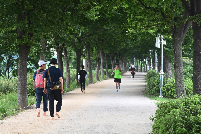 하남 미사 한강 모랫길에서 시민들이 맨발걷기를 즐기고 있다 / 사진제공=하남시