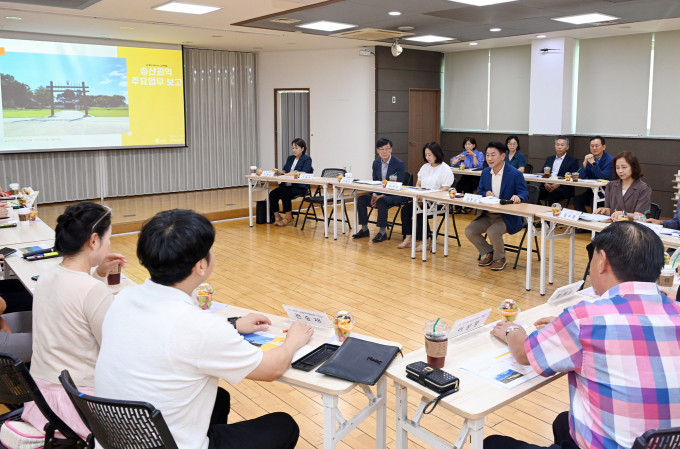 김동근 의정부시장이 지난 14일 송산1동주민센터에서 관계 공무원 및 자생단체장들과 송산권역 주요 현안 사업의 진행 사항을 공유하고 논의하는 시간을 가졌다.  / 사진제공=의정부시