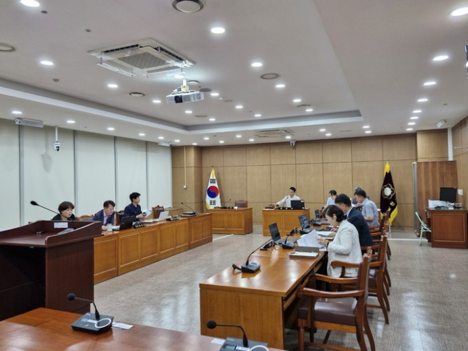 박명서 이천시의회 의장이 16일 제1상임위원회실에서 제246회 임시회 폐회중 제1차 의회운영위원회를 열고 이천과학고 유치를 위한 결의안을 발의하기로 의결하고 있다. / 사진제공=이천시의회