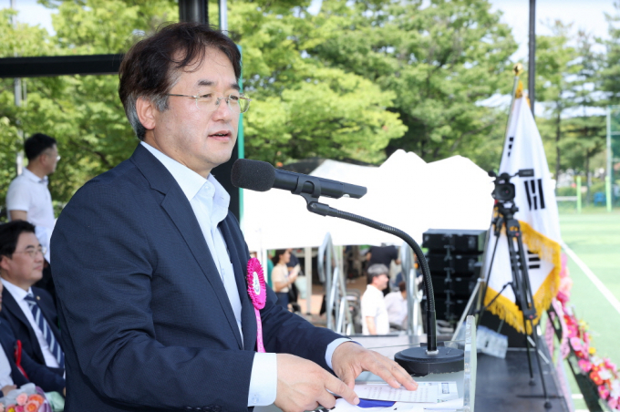 이동환 고양시장이 지난 15일 충장근린공원 운동장에서 열린 '제79회 8·15 광복절 기념 지도지역 체육대회'에서 축사를 하고 있다. /사진제공=고양시