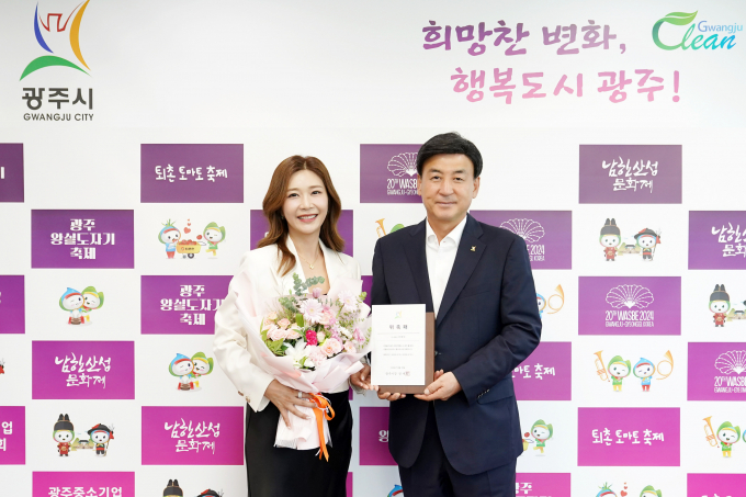 방세환 경기 광주시장(오른쪽)은 16일 시장 집무실에서 이정민 아나운서를 시 홍보대사로 위촉하고 사진촬영을 하고 있다. / 사진제공=광주시