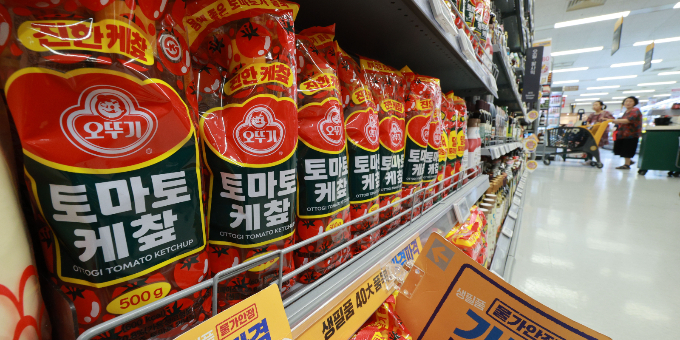 오뚜기가 원료 시세 급등 부담으로 3분 카레 등 가정간편식과 케첩 등의 가격을 10~15% 올린다. 16일 서울 소재 한 대형마트에서 토마토 케첩이 진열돼 있다. /사진=뉴시스