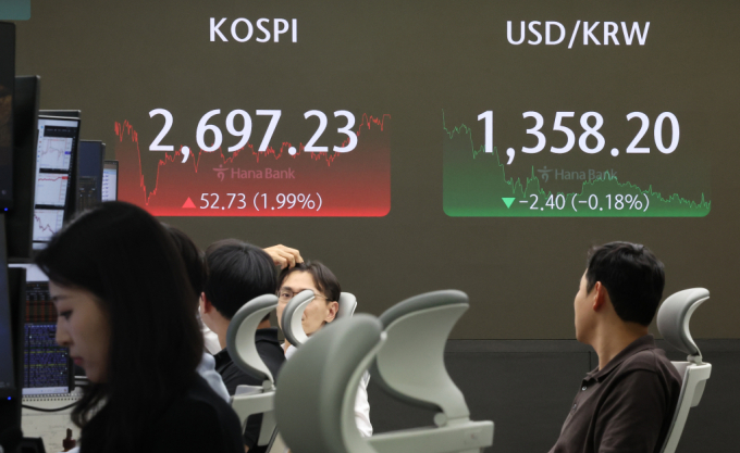 16일 서울 중구 하나은행 본점 딜링룸 전광판에 종가가 표시되고 있다./사진=뉴스1 /사진=(서울=뉴스1) 이동해 기자