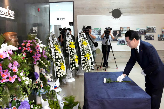 김영록 전라남도지사가 16일 오전 목포 김대중노벨평화상기념관에서 열린 '김대중 대통령 서거 15주기 추모식'에 참석해 헌화·묵념을 하고 있다./전남도