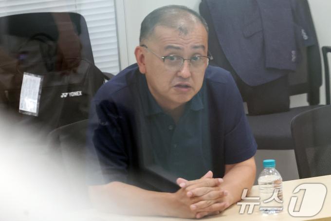 김학균 배드민턴 국가대표팀 감독이 16일 서울 송파구 올림픽회관에서 진행된 진상조사위원회에 출석해 진술하고 있다. 대한배드민턴협회는 2024 파리올림픽 배드민턴 여자 단식 금메달리스트 안세영이 협회의 선수 관리 및 훈련 방식 등에 문제를 제기하고 나선 것과 관련해 진상조사위원회를 진행했다. 2024.8.13/뉴스1 ⓒ News1 김성진 기자