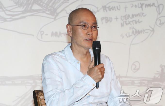 서도호 작가가 16일 오후 서울 종로구 소격동 아트선재센터에서 열린 '서도호: 스페큘레이션스' 기자간담회에서 취재진의 질문에 답하고 있다. 서도호 작가는 우리나라를 대표하는 설치미술가이자 현대미술가로, 영국 런던을 기반으로 세계 무대에서 활동하고 있다. 이번 전시는 17일부터 11월 3일까지 아트선재센터에서 진행된다. 2024.8.16/뉴스1 ⓒ News1 임세영 기자