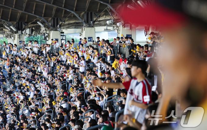 [사진] 열대야에도 만원관중 이룬 잠실 KIA-LG전