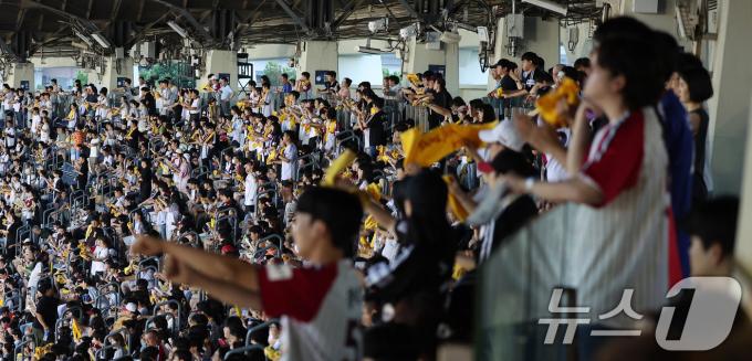[사진] 열대야보다 뜨거운 프로야구 인기