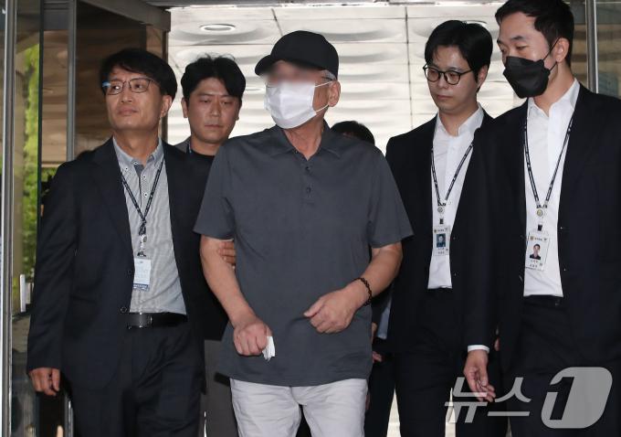 '시청역 역주행 참사' 가해 차량 운전자 차 모씨가 지난달 30일 오전 서울 서초구 서울중앙지방법원에서 열린 구속 전 피의자 심문(영장실질심사)에 출석하고 있다./뉴스1 ⓒ News1 임세영 기자