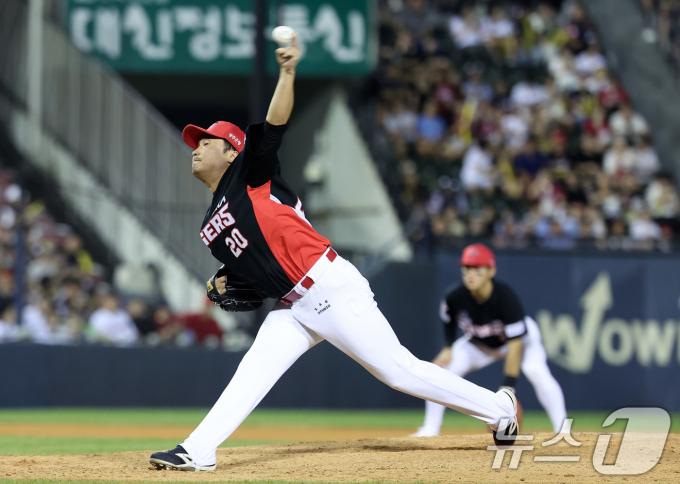 [사진] 투구하는 KIA 이준영