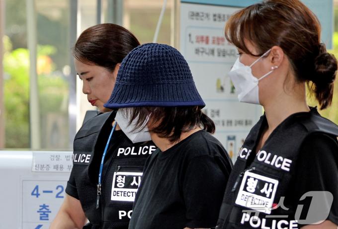 유네스코 세계문화유산 조선왕릉 선릉을 훼손한 50대 여성 A씨가 16일 오후 서울 서초구 서울중앙지법에서 구속 전 피의자심문(영장실질심사)을 받기 위해 법정으로 이동하고 있다. A씨는 지난 14일 선릉 성종대왕릉에 구멍을 파 훼손한 혐의(문화유산법 위반 등)를 받는다. 2024.8.16/뉴스1 ⓒ News1 장수영 기자