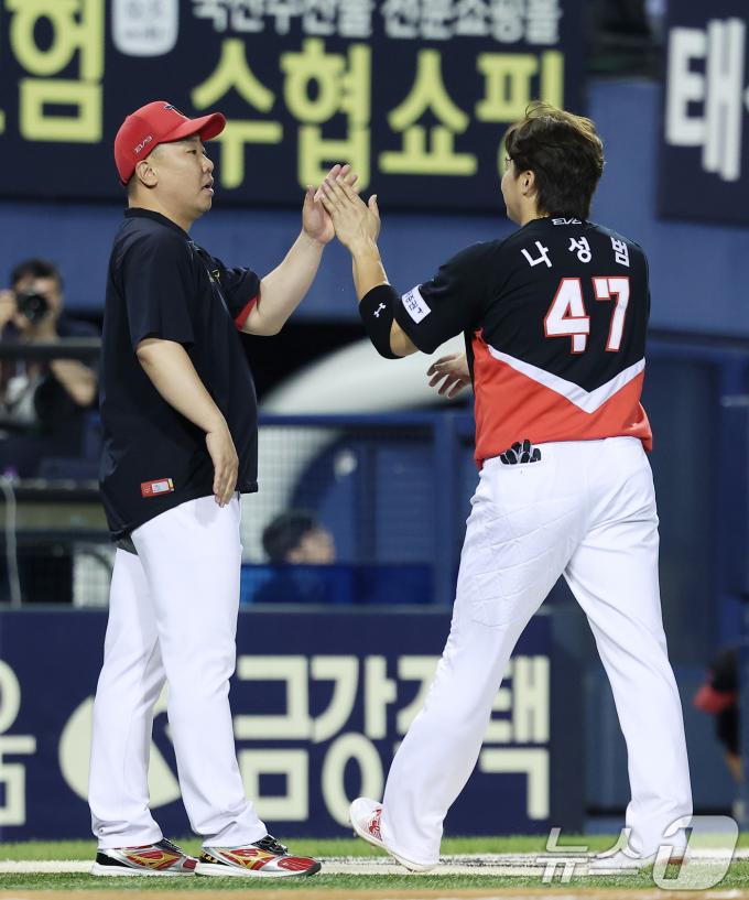 [사진] 이범호 감독, 나이스 나성범