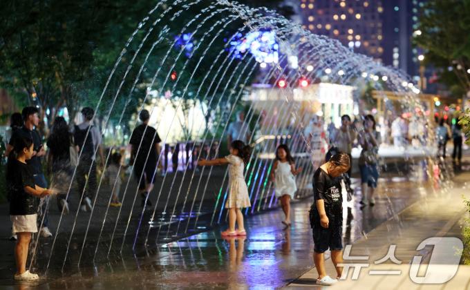 [사진] 서울, '최장 열대야' 연일 기록 경신