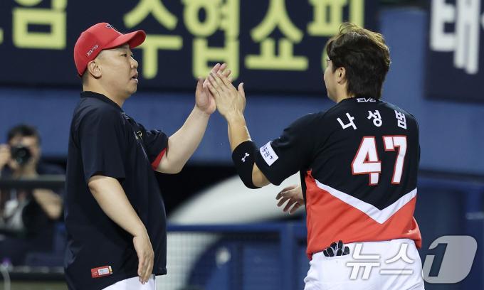 [사진] 이범호 감독, 나이스 나성범