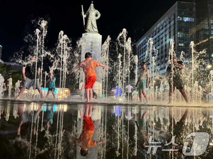 [사진] 이순신 장군과 함께하는 열대야
