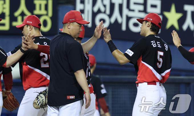 [사진] 김도영과 하이파이브 하는 이범호 감독