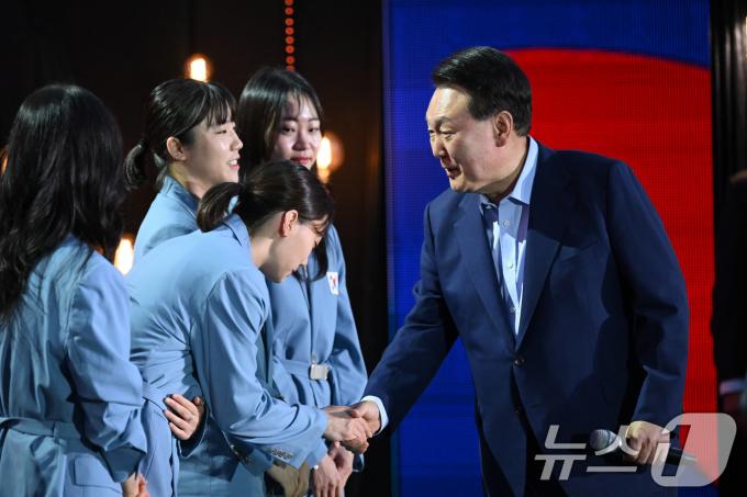 [사진] 파리 올림픽 선수들 격려하는 윤석열 대통령