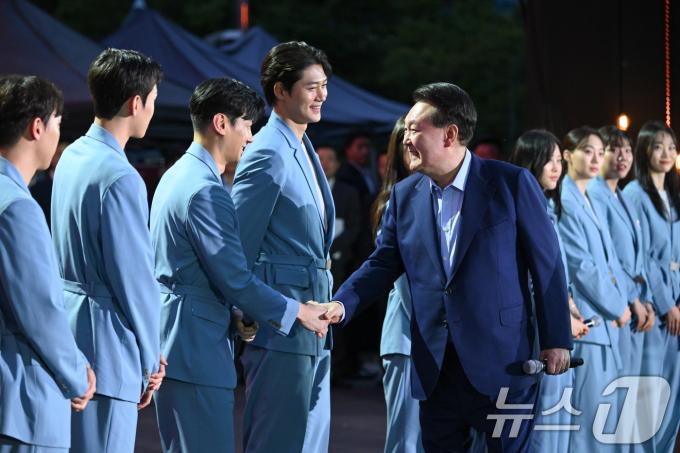 [사진] 파리 올림픽 선수들 격려하는 윤석열 대통령