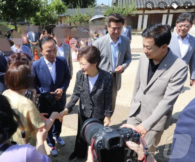 박근혜 전 대통령이 지난 14일 어머니인 고(故) 육영수 여사 옥천 생가를 찾았다.  오른쪽은 유영하, 왼쪽은 박덕흠 국민의힘 의원. (SNS 갈무리) ⓒ 뉴스1