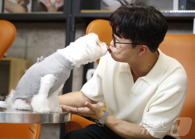 [사진] 박성광, 광복이와 뽀뽀