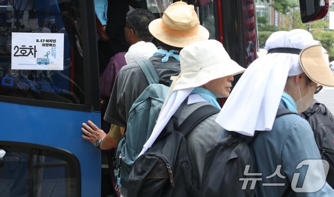 [사진] '아리셀 희망버스 탑승하는 참가자들'
