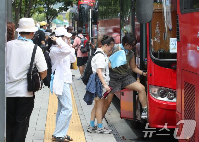 [사진] '아리셀 희망버스 탑승하는 참가자들'