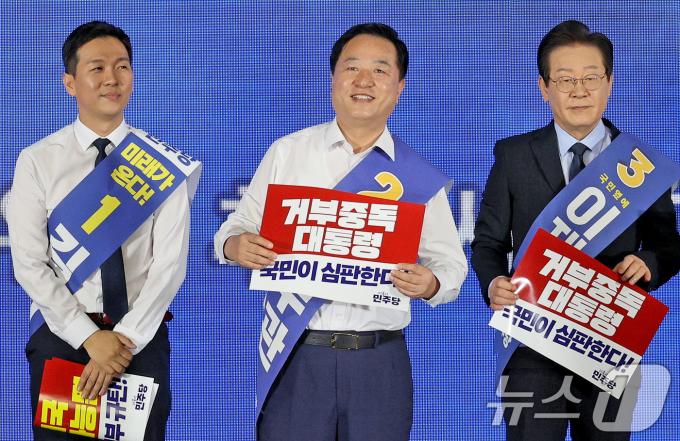 [사진] 함께 선 더불어민주당 대표 후보