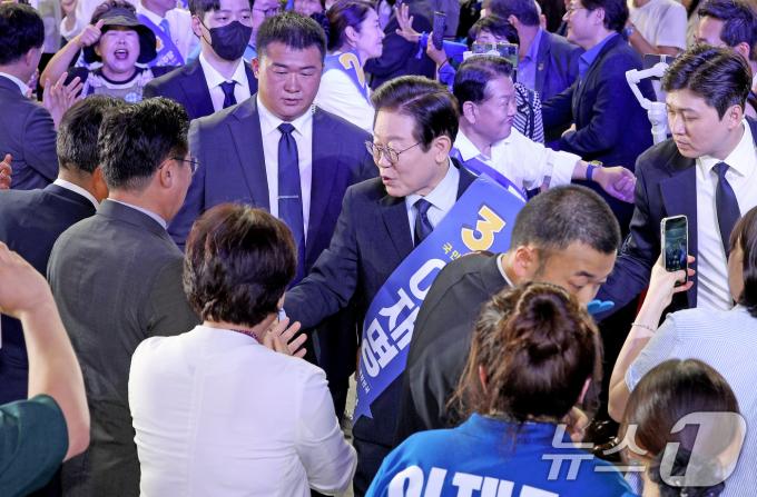 [사진] 서울지역 합동연설회 입장하는 이재명