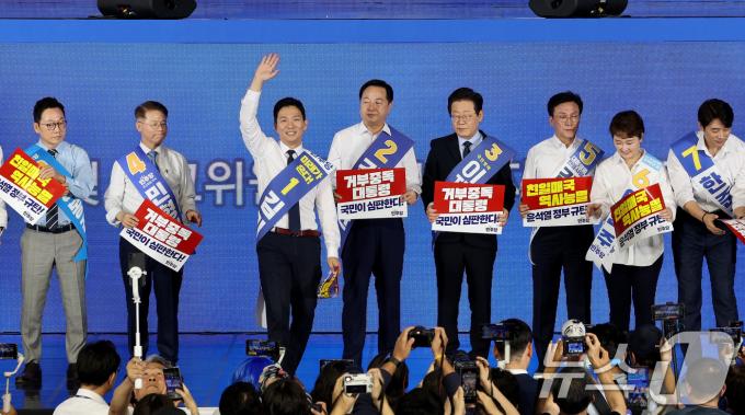 [사진] 당원 향해 손드는 김지수 민주당 대표 후보
