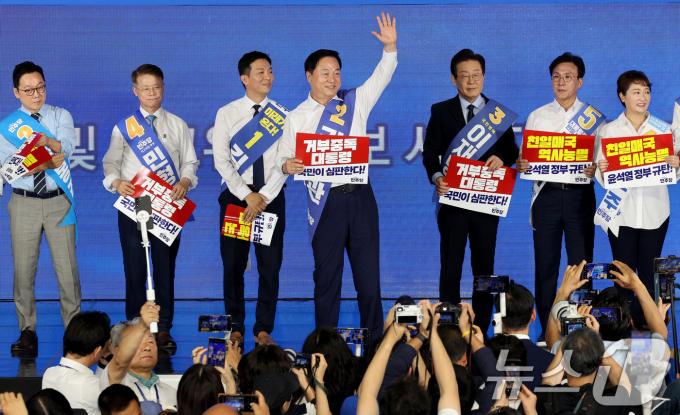[사진] 당원 향해 손 드는 김두관 민주당 대표 후보