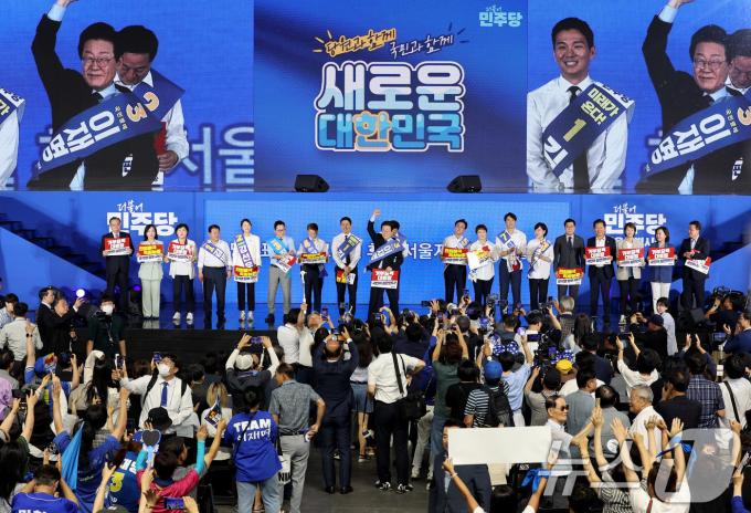 [사진] 민주당원 향해 주먹 든 이재명 당대표 후보