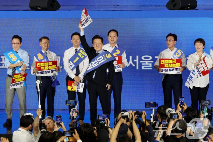 [사진] 당원들에게 인사하는 이재명 민주당 대표 후보