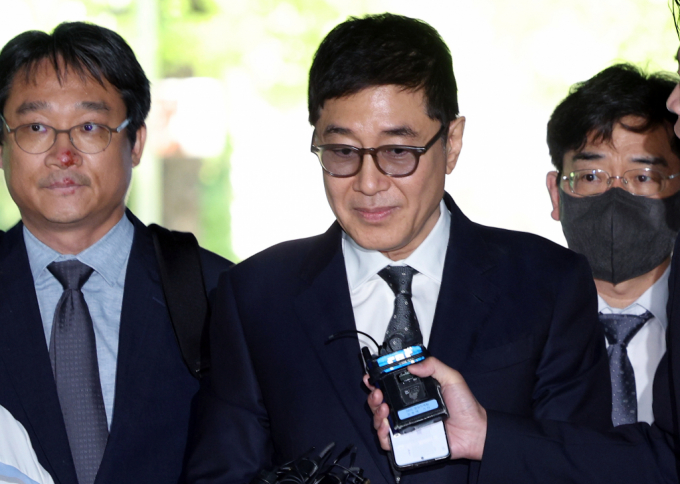 수백억원대 선친 차명 유산의 소유권을 놓고 누나 이재훈씨를 상대로 손배배상 청구 소송을 벌인 이호진 전 태광그룹 회장이  2심에서도 승소했다. 사진은 횡령·배임 의혹을 받는 이호진(가운데) 전 태광그룹 회장이 지난 5월 서울중앙지방법원에서 열린 구속 전 피의자 심문(영장실질심사)에 출석하던 모습. /사진=뉴스1