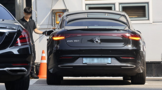  최근 전기차 배터리 화재 논란이 불거지자 완성차 제조업체들이 배터리 제조사를 공개하고 있다. 사진은 메르세데스-벤츠코리아 서비스센터에 점검을 위해 입고된 벤츠 EQS 350 모델. /사진=뉴스1
