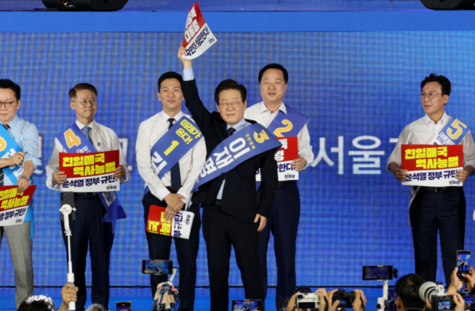 이재명(가운데) 더불어민주당 대표 후보가 92%가 넘는 득표율로 사실상 연임을 확정지었다. 사진은 17일 오후 서울 중구 장충체육관에서 열린 더불어민주당 서울시당 제1차 정기전국당원대회 및 당대표·최고위원 후보자 합동연설회에 참석한 이재명 후보. /사진=뉴스1
